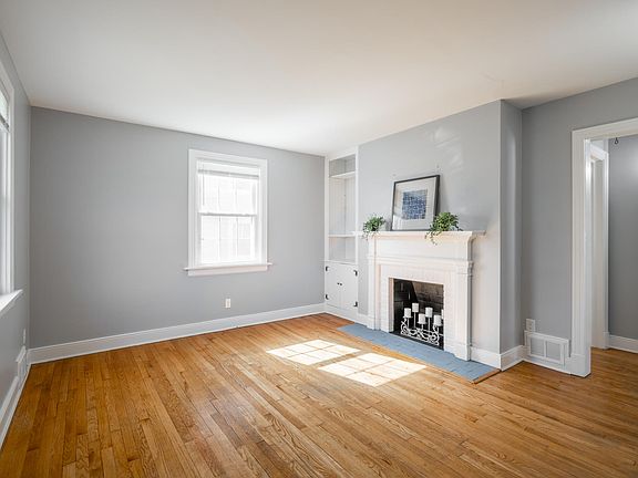 3rd image of 2102 Oakwood Ln