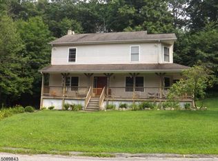 5 Locust St, Highland Lakes, NJ 07422
