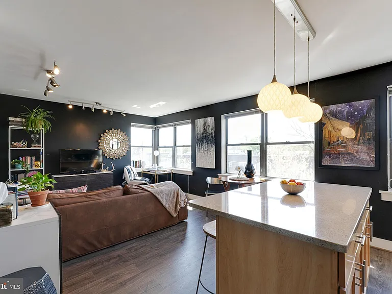 212 Oakwood St SE #322 — Photo 1