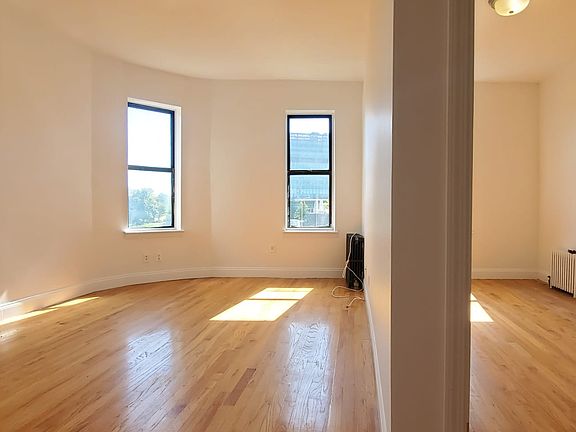 3rd image of 100 Convent Ave #507B