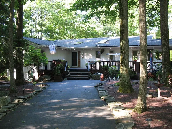 137 Cloud Crest Dr, Greentown, PA 18426