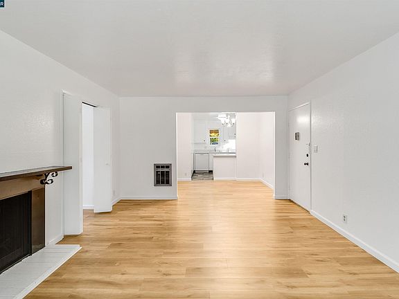 5th image of 375 Camelback Rd APT 4