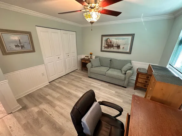 567 Lakeside Dr, Bradenton, FL 34210