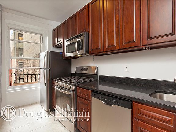 4th image of 208 E 10th St APT 4