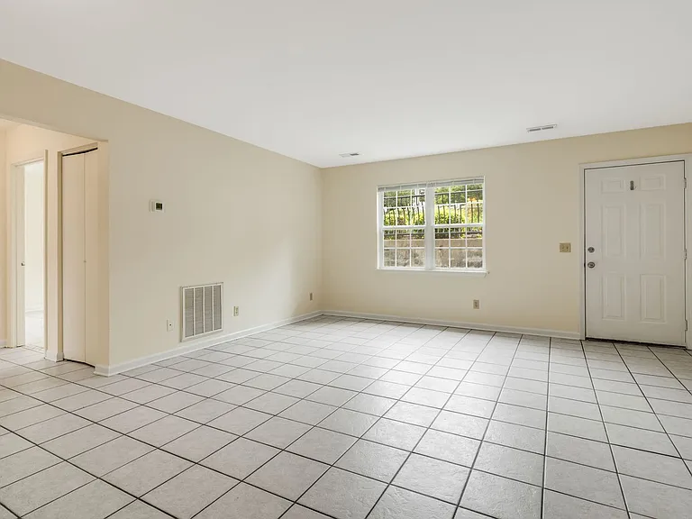 Mount Clare Avenue Apartments — Photo 4