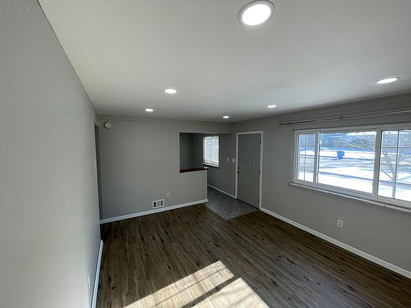 4th image of 25428 Norfolk St