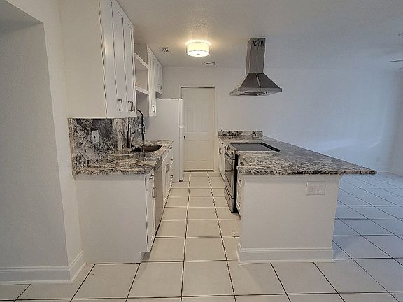 3rd image of 5644 Hobson St NE