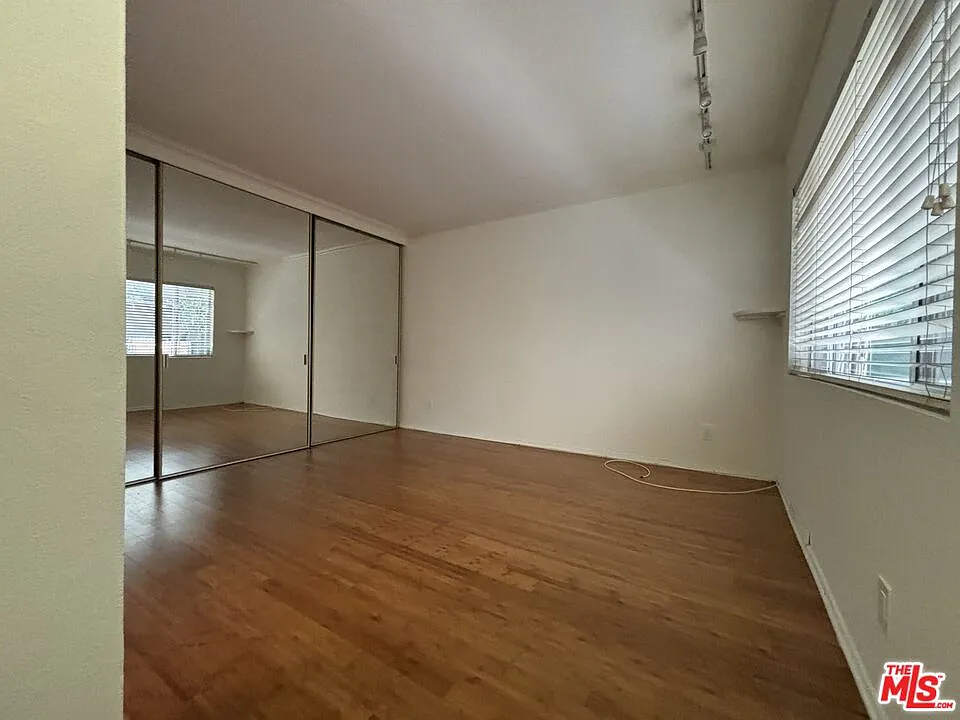 2 bed, 2.0 bath, 5377 sqft, $3,000 — Photo 2