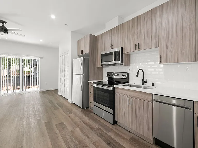 Gorgeous huge units in premier location! ASK ABOUT OUR MOVE-IN SPECIALS!! — Photo 23