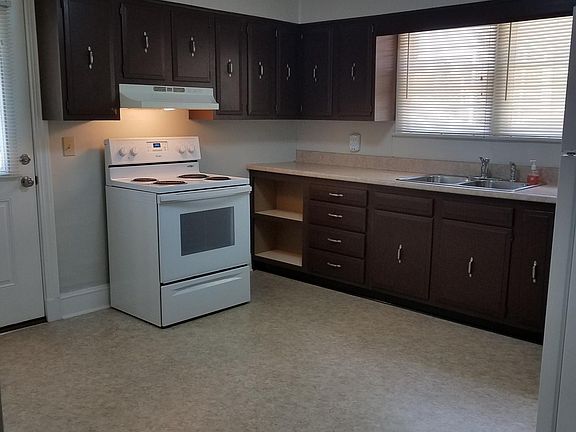 Kitchen w/ washer & dryer connections