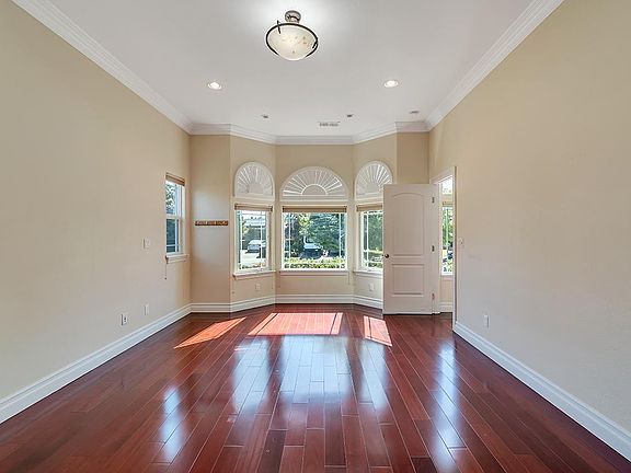 5th image of 1435 Buckthorne Way