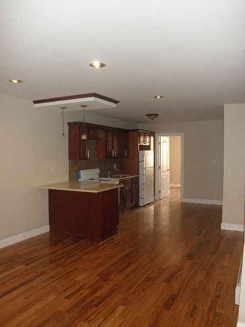 2nd image of 919 Belmont Ave #2