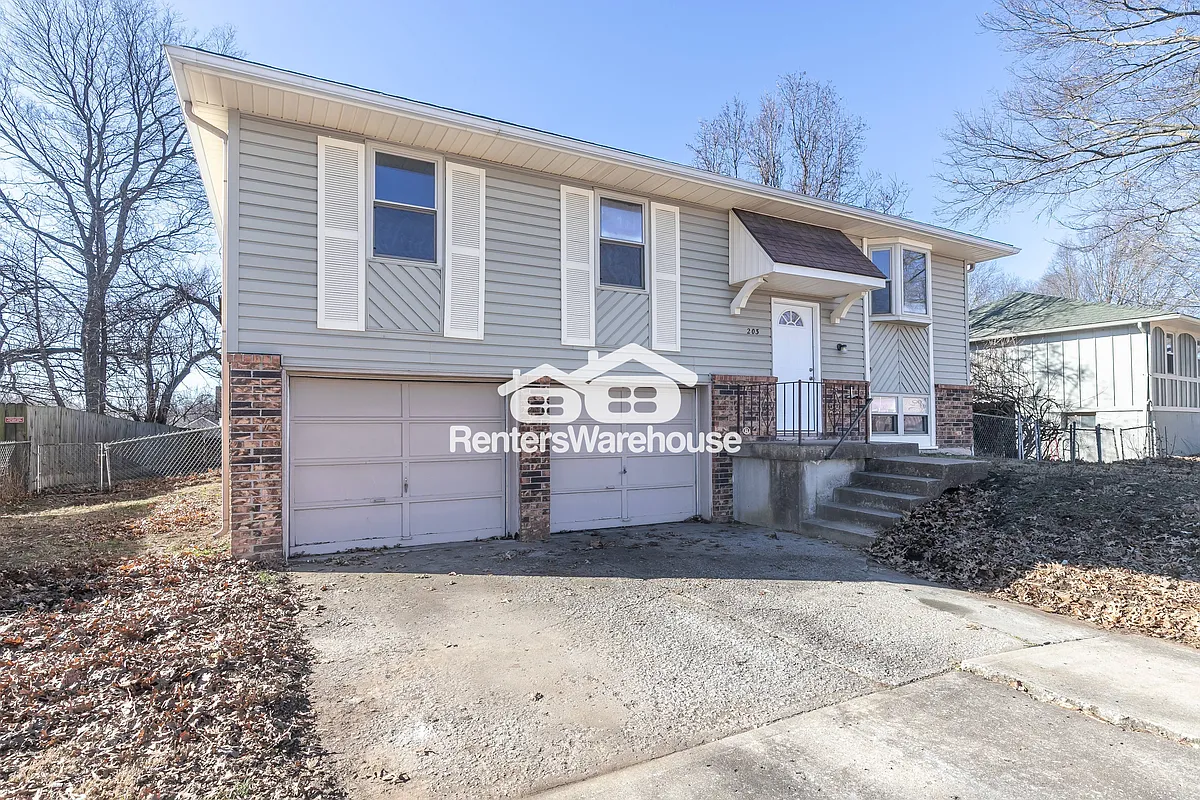 Building Photo - 203 Village Ln