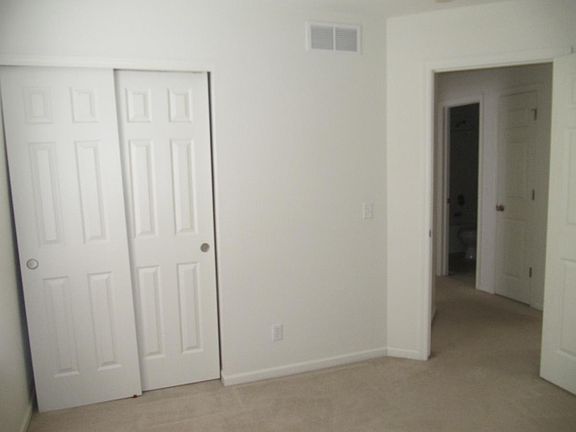 4th image of 15839 Blackwalnut St
