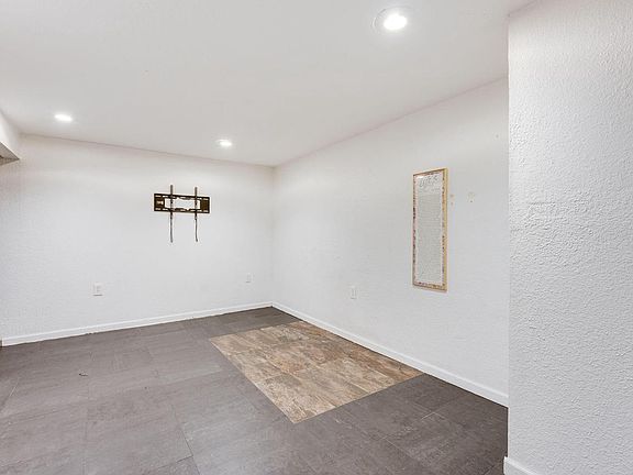 3rd image of 8302 W Courtland AVENUE