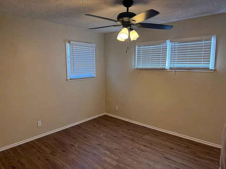 325 N Vermont Ave — Photo 5