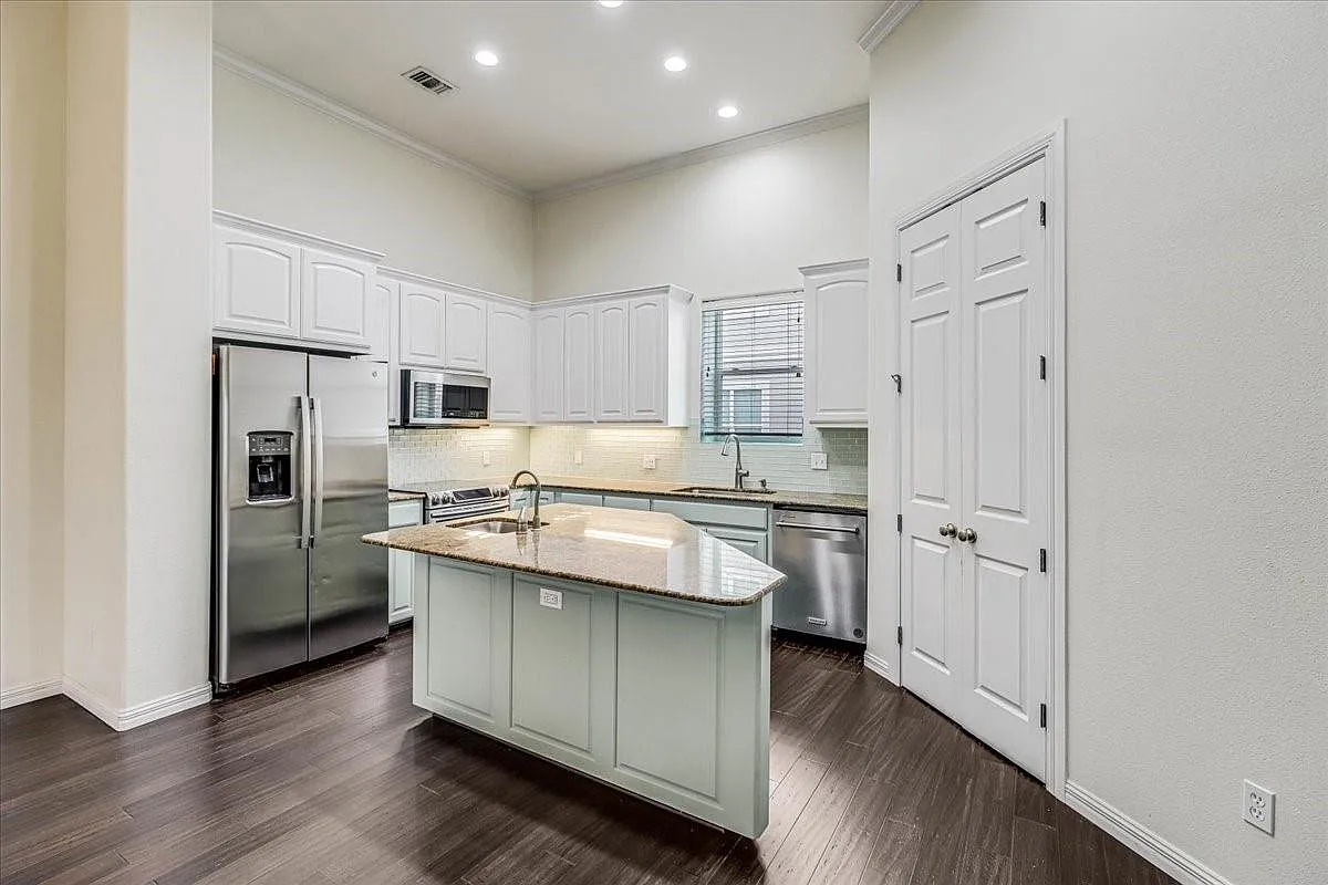 3 bed, 3.5 bath, 2422 sqft, $2,950 — Photo 4