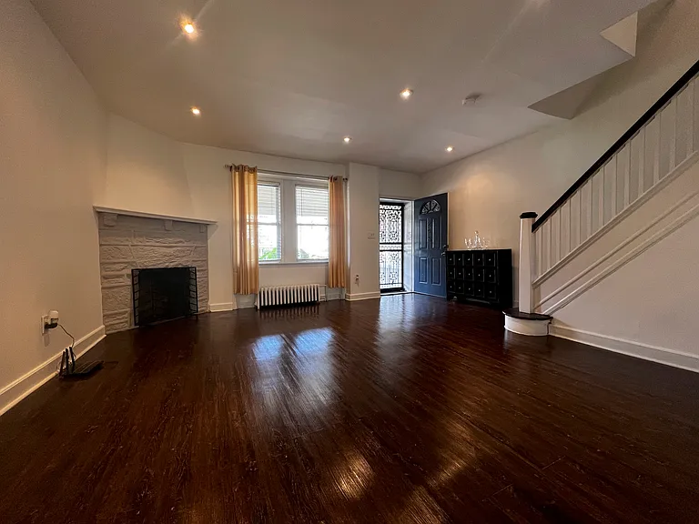 248 E Queen Ln — Photo 10
