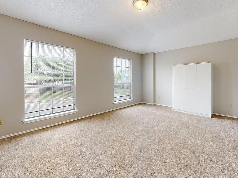 406 Oakcrest Dr — Photo 6