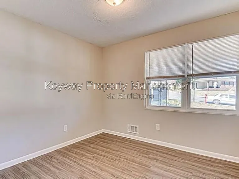 2204 Sandra Ct — Photo 15