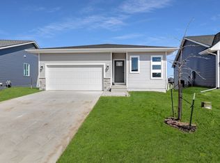 16647 Mill Pond Dr, Urbandale, IA 50323