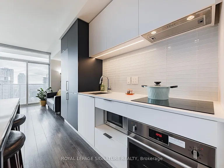 33 Helendale Ave #2105 — Photo 7