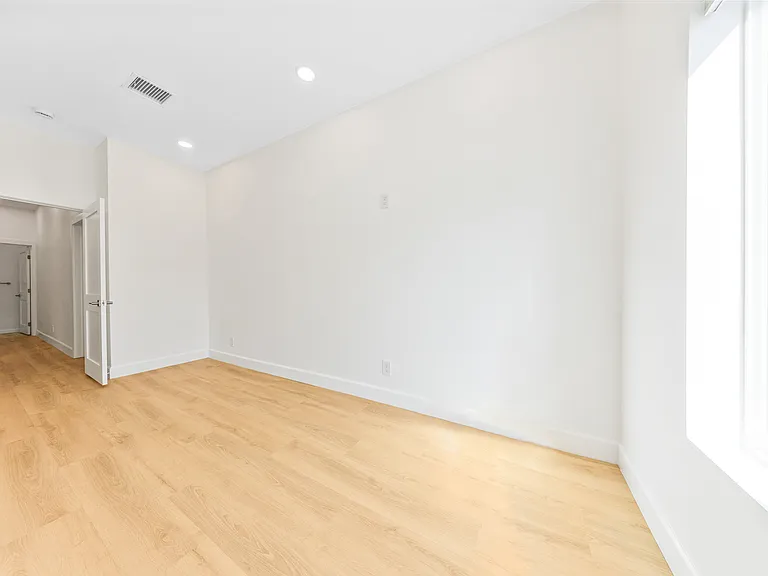 811 Waterloo St #813 — Photo 9
