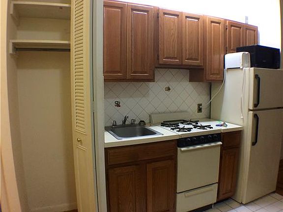 4th image of 326 E 34th St APT C4