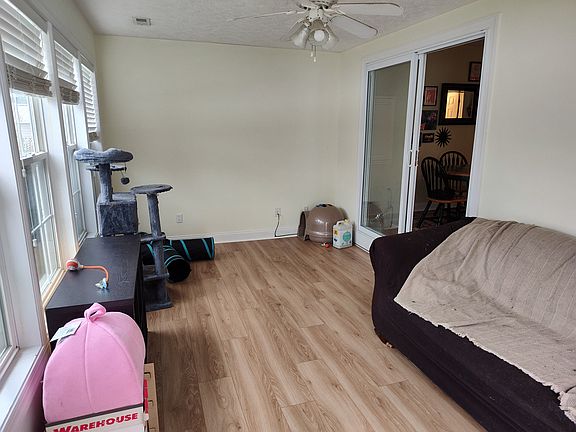 3rd image of 285 Robert St