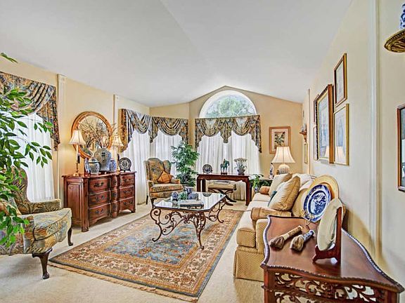 5th image of 41 Strawberry Ln