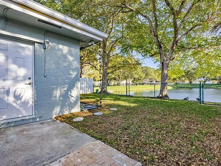 11110 SW 9th Pl — Photo 25