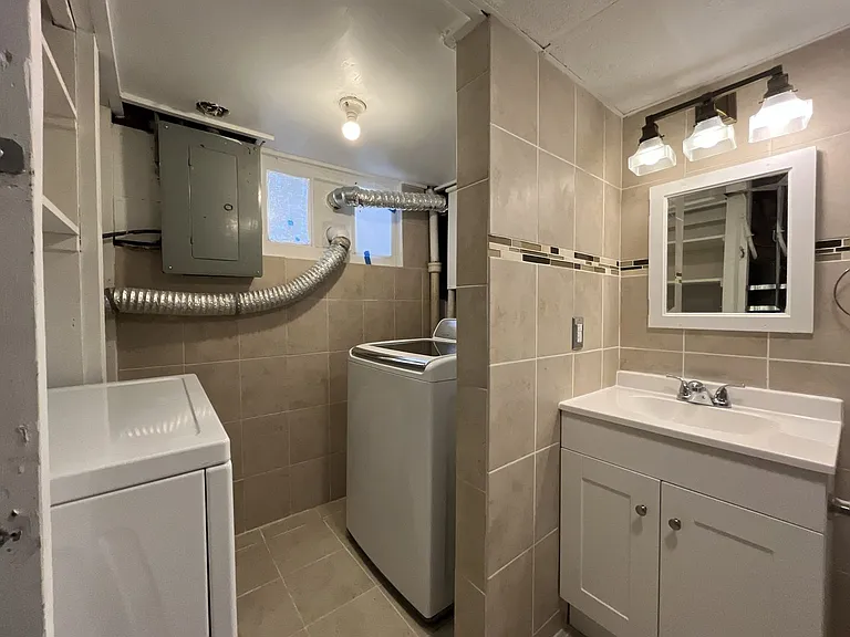 2417 N Rosa Parks Way — Photo 39