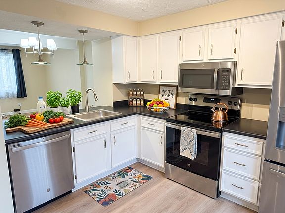 4th image of 8233 Crestmont Cir