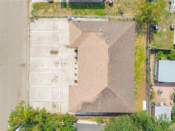3rd image of 2110 De Leon Ave