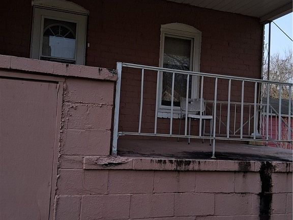 5th image of 160 Gordon Ave