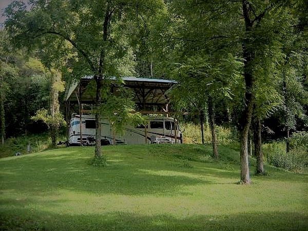 27 AC + 2 RV sites near lake