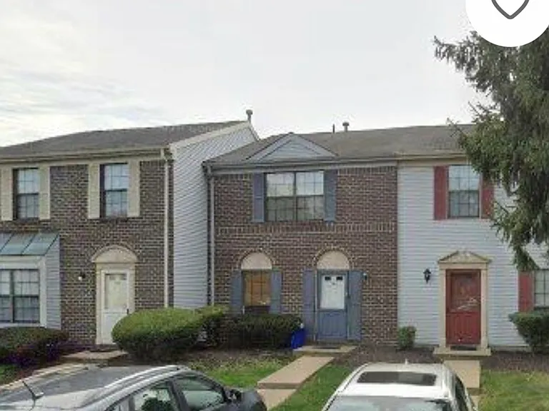 240 Hampshire Ct #240 — Photo 1
