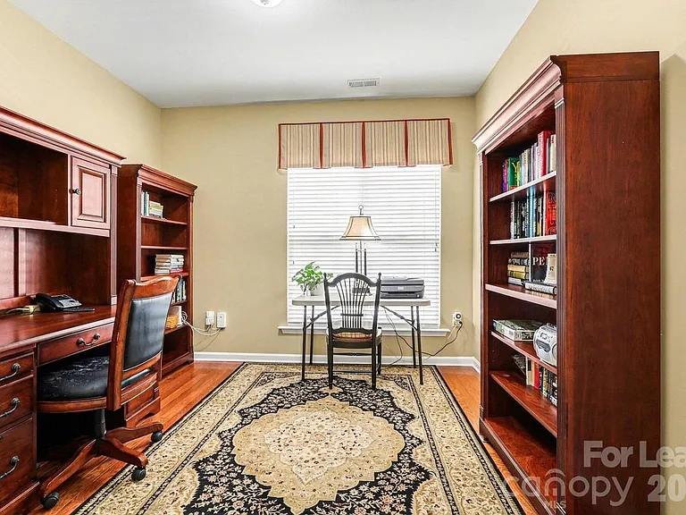 904 Peltier Dr — Photo 4