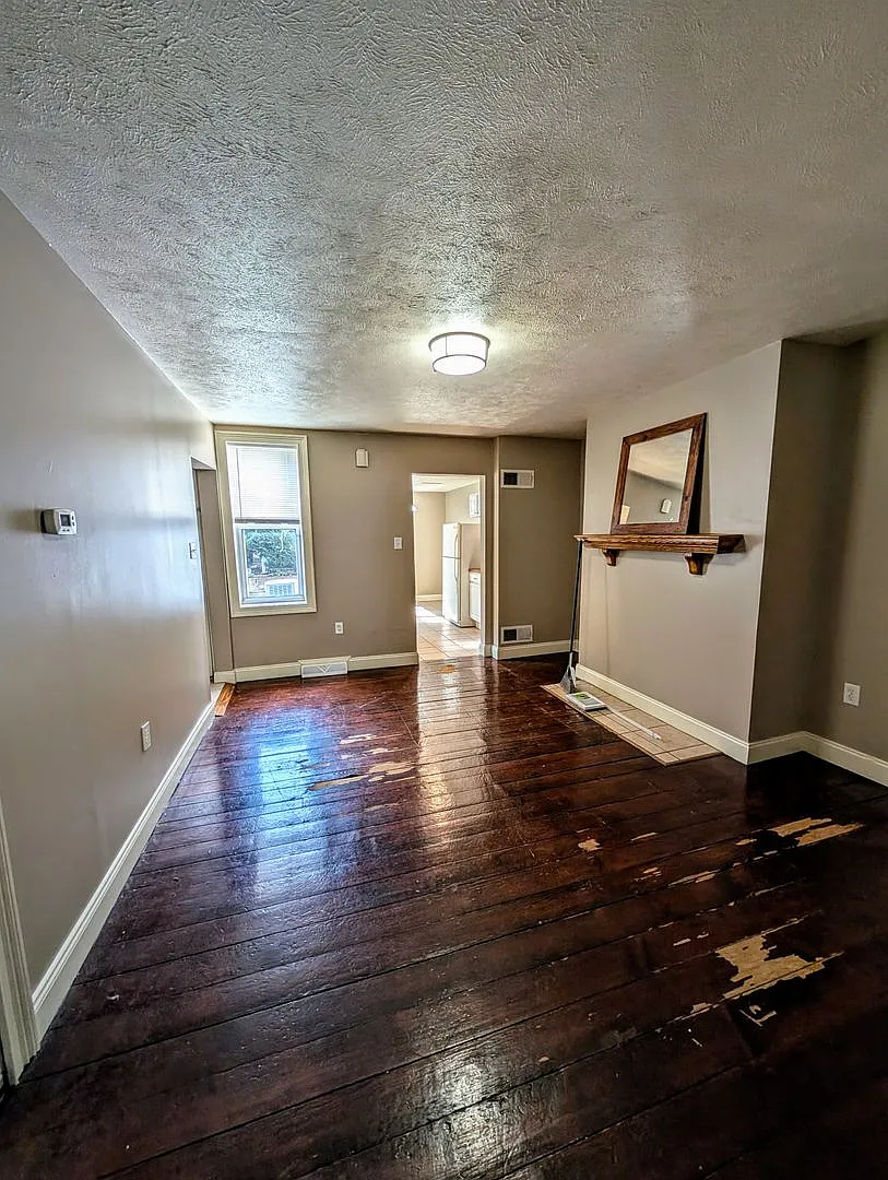 Southside Flats 3 bedroom! Central AC! Washer and Dryer Included! Available 8/21 — Photo 3
