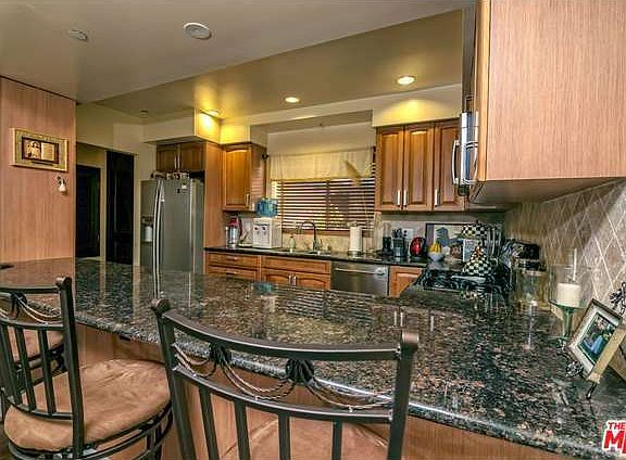 5th image of 11218 Camarillo St #305