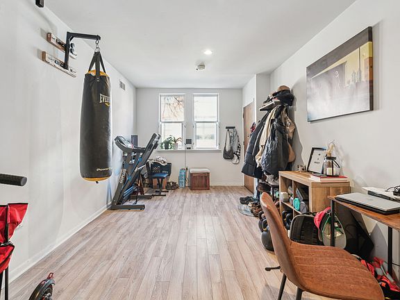 5th image of 216 Bainbridge St #1