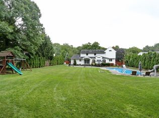 398 Queens Ct, Ridgewood, NJ 07450