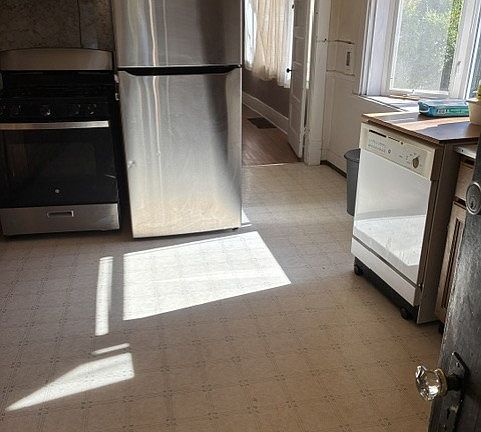 4th image of 106 Newton St