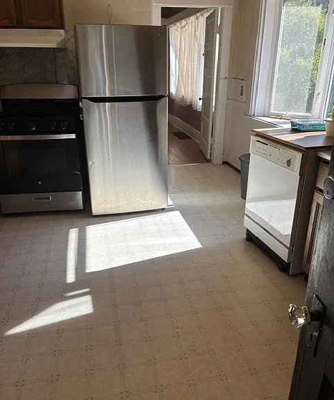 106 Newton St — Photo 4