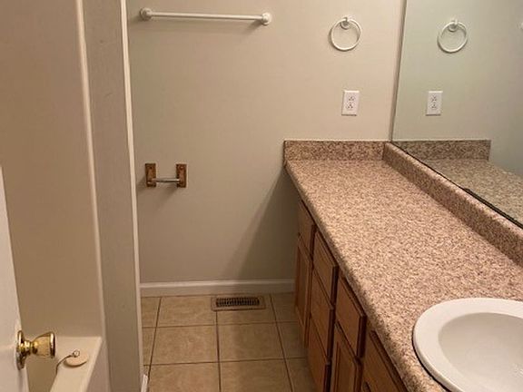 5th image of 1300 Byrne Ave Unit B