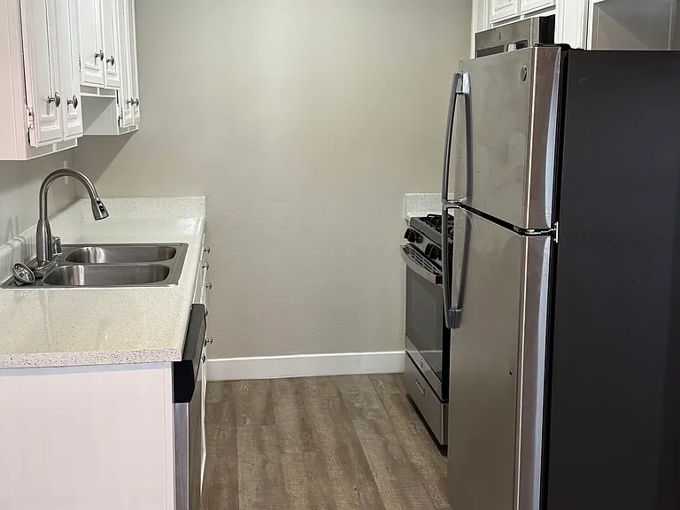 Burbank Apartments — Photo 17