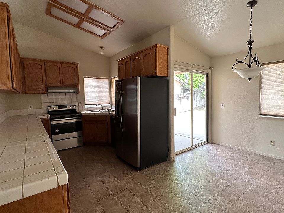 2nd image of 475 Tulane Dr