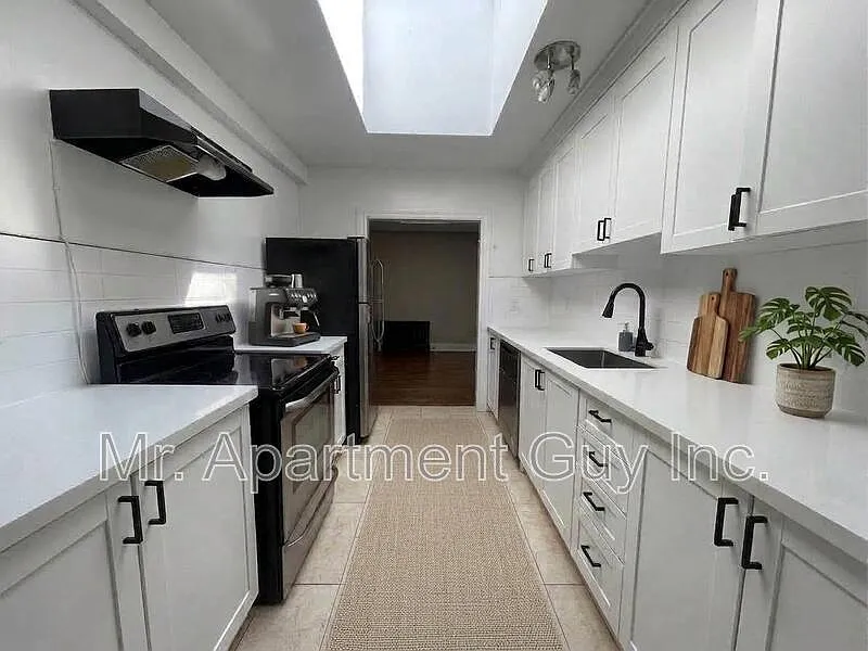 3 bed, 1.0 bath, $2,645 — Photo 2