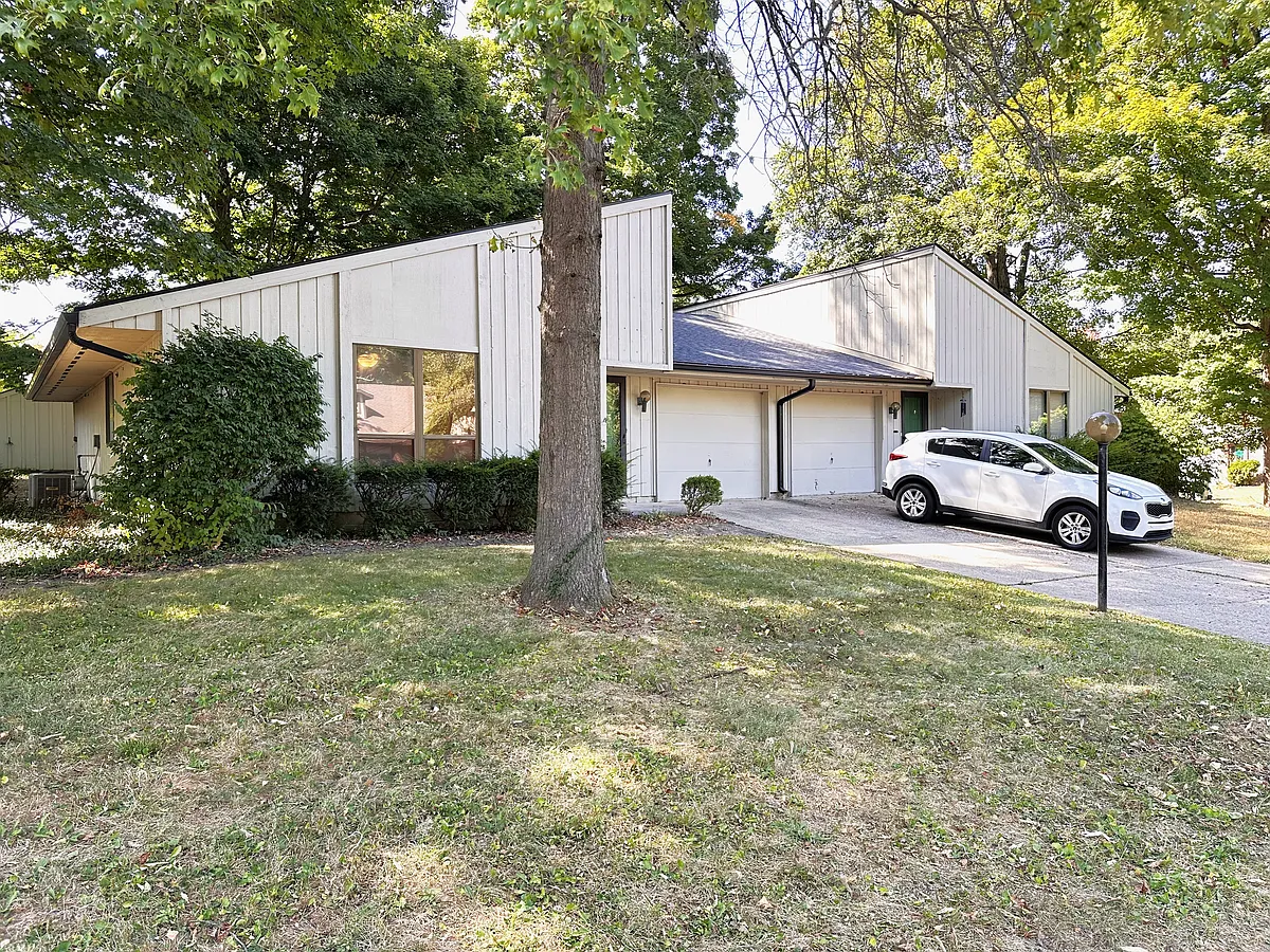 Building Photo - 220 S 48th St