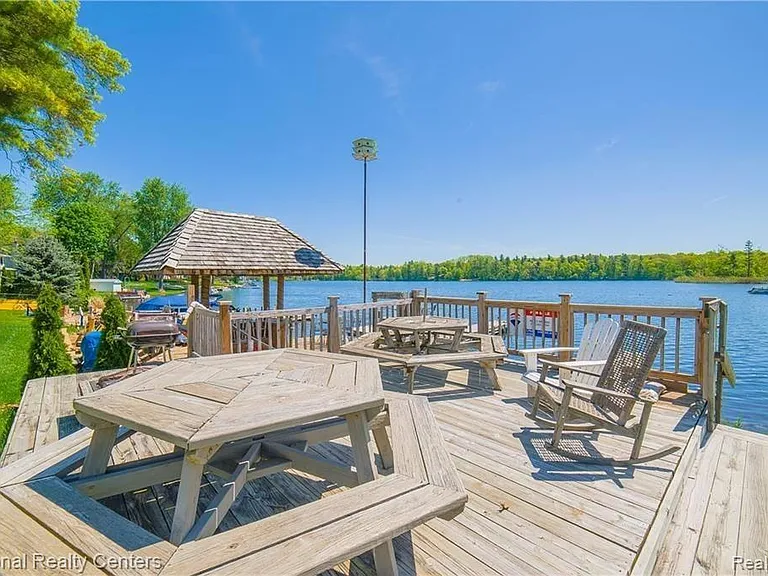 1349 Beach Dr — Photo 5